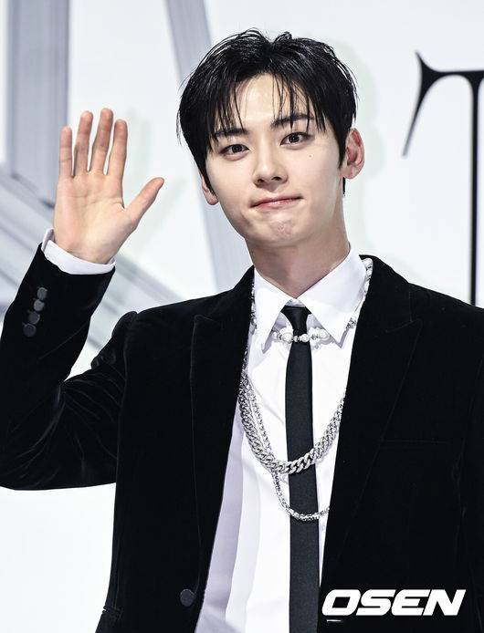 [OSEN=김성락 기자] 27일 오후 서울 광진구 예스24라이브홀에서 가수 황민현의 미니 1집 앨범 ’Truth or Lie’ 발매 기념 쇼케이스가 열렸다. 가수 황민현이 포토타임을 갖고 있다. 2023.02.27 /ksl0919@osen.co.kr