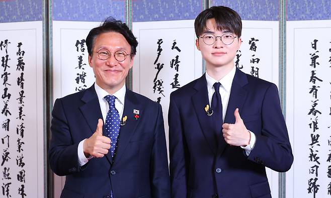 김민석 국무총리와 프로게이머 페이커 이상혁 선수가 지난 18일 서울 종로구 국무총리 공관에서 인터뷰를 갖고 기념촬영 하고 있다. 국무총리실 제공