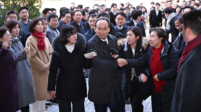 12월2일 추경호 국민의힘 의원이 서울중앙지법에서 열린 구속 전 피의자 심문에 출석하며 같은 당 의원들의 응원을 받고 있다. ⓒ사진공동취재단