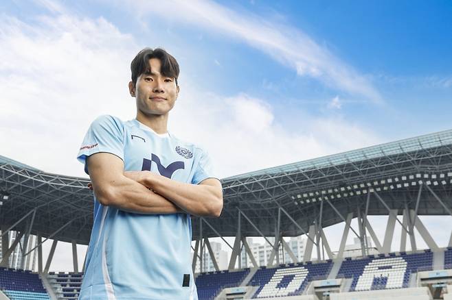 대구FC 유니폼을 입고 홈구장에서 기념사진 찍는 한국영. /사진=대구FC 제공