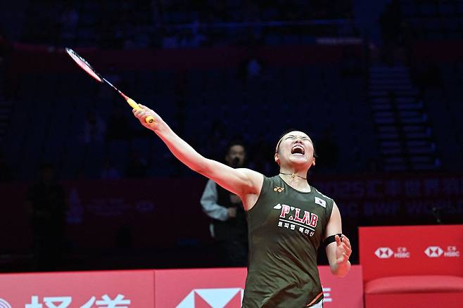 배드민턴 여자단식 세계 1위 안세영이 20일 중국 항저우의 올림픽스포츠센터에서 열린 세계배드민턴연맹(BWF) 월드투어 파이널 2025 여자 단식 준결승 세계랭킹 3위 일본의 야마구치 아카네와의 대결에서 수비하고 있다. 안세영은 이날 게임 스코어 2-0으로 이기며 4년 만의 정상 등극에 한 걸음 남겨두게 됐다. 연합뉴스