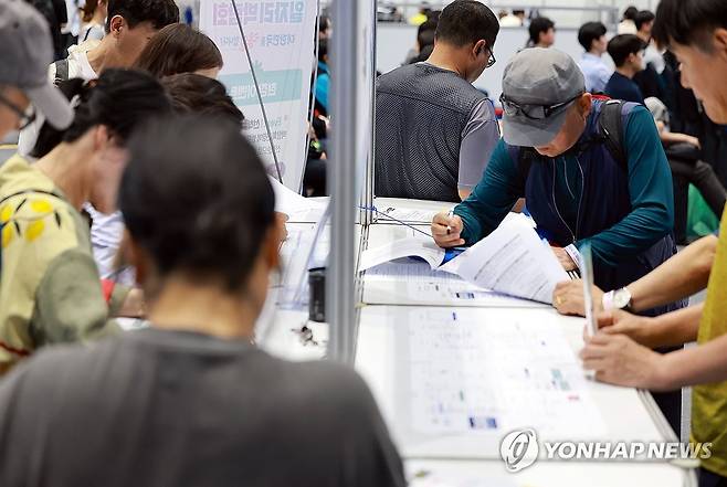 "나도 일하고 싶어요" 2025년 6월 경기도 하남종합운동장 체육관에서 열린일자리박람회의 모습
[연합뉴스 사진]