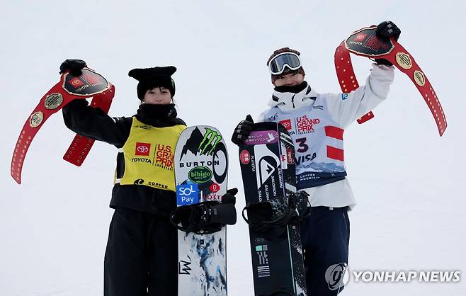남녀부 우승 최가온(왼쪽)과 야마다.  [AFP=연합뉴스]