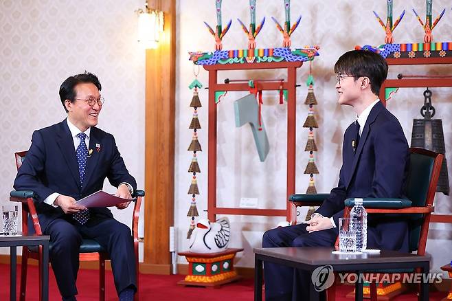 페이커 만난 김민석 국무총리 (서울=연합뉴스) 김민석 국무총리(왼쪽)가 지난 18일 서울 국무총리 공관에서 프로게이머 '페이커' 이상혁 선수를 초청해 '제7차 토론나라: 총리의 인터뷰'를 진행하고 있다. 2025.12.20 [총리실 제공. 재판매 및 DB금지] photo@yna.co.kr