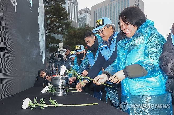 헌화하는 무안공항 제주항공 여객기 참사 유가족들 (서울=연합뉴스) 서대연 기자 = 20일 서울 종로구 보신각에서 열린 12.29 무안공항 제주항공 여객기 참사 1주기 서울 시민추모대회에서 유가족들을 비롯한 참석자들이 헌화하고 있다. 2025.12.20 dwise@yna.co.kr