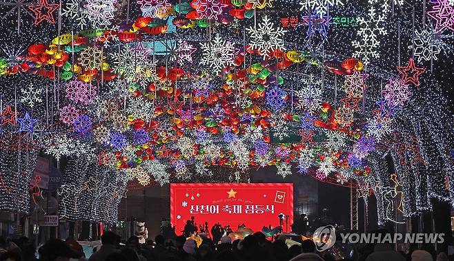 화천산천어축제 시즌 돌입..선등거리 점등 (화천=연합뉴스) 이상학 기자 = 20일 오후 강원 화천군 화천읍 중앙로 일대 선등거리에서 야간에 다양한 조명으로 빛을 밝히는 점등행사가 열렸다. 이 행사는 산천어축제를 앞두고 축제 분위기를 끌어올리기 위해서다. 산천어축제는 내년 1월 10일 개막한다. 2025.12.20 hak@yna.co.kr