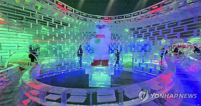 화천산천어축제 서막..얼음조각 광장 개장 (화천=연합뉴스) 이상학 기자 = 20일 오후 강원 화천군 화천읍 서화산터널에 실내얼음조각광장이 개장됐다. 실내얼음조각광장에서는 이날부터 축제가 폐막하는 날까지 다양한 얼음조각을 볼 수 있다. 산천어축제는 내년 1월 10일 개막한다. 2025.12.20 hak@yna.co.kr