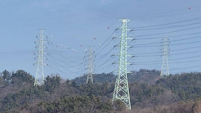 대전 서구 기성동을 지나는 154㎸ 송전선과 송전탑 모습. 제10전력수급기본계획 상에 345㎸ 송전선로 신설이 검토된다. &nbsp;(사진=임병안 기자)