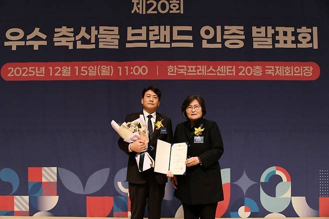 ▲ 김민일 경주축산업협동조합 이사(왼쪽)가 제20회 우수 축산물 브랜드 인증 발표회에서 경주천년한우가 한우 부문 16년 연속 인증을 받은 후 문미란 소비자시민모임 회장과 기념촬영을 하고 있다. 경주시
