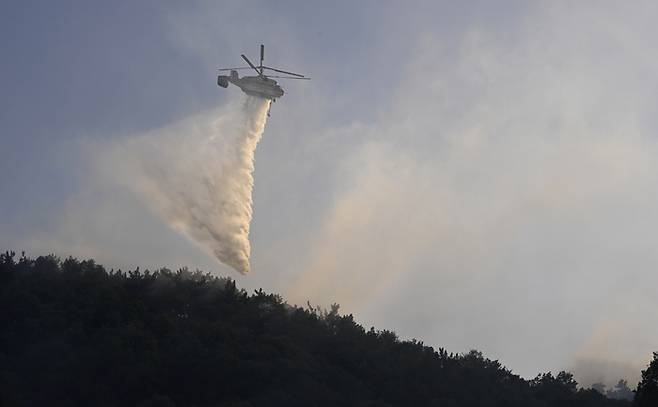 지난 4월 30일 오후 대구 북구 함지산 산불이 재발화 뒤 확산되자 산림청 헬기가 산불 진화 작업을 하고 있다. 영남일보 DB