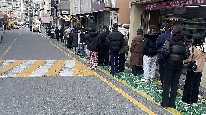 지난 17일 오전 광주 북구 케주베이커리에 디저트를 구매하려는 손님들이 줄을 서고 있다.