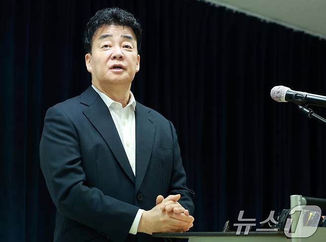 백종원 더본코리아 대표가 지난 3월 28일 서울 서초구 스페이스쉐어 강남역센터에서 열린 정기 주주총회에서 발언하고 있다. 2025.3.28/뉴스1 ⓒ News1 김진환 기자