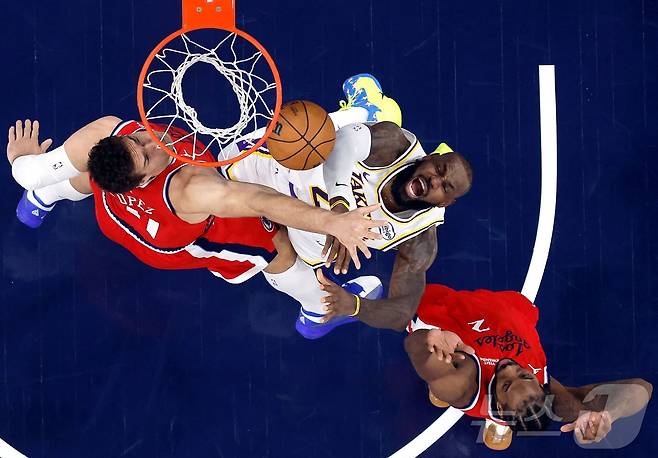 LA 레이커스는 21일(한국시간) 열린 LA 레이커스와 2025-26 NBA 정규리그 홈 경기에서 103-88로 승리해 5연패를 끊었다. ⓒ AFP=뉴스1