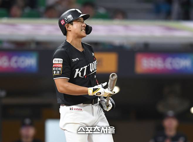 KT 황재균이 8일 인천 SSG랜더스필드에서 열린 2025 KBO리그 SSG와 경기 5회초 1사 헛스윙 후 인상을 쓰고 있다. 2025. 7. 8. 문학 | 최승섭기자 thunder@sportsseoul.com