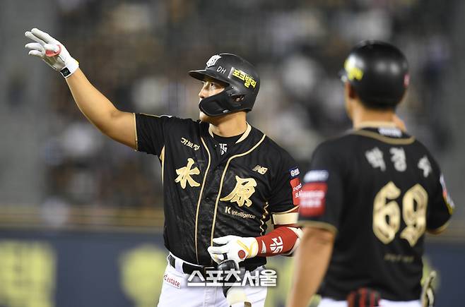 KT 황재균 KT 황재균이 11일 서울 잠실구장에서 열린 2025 KBO리그 LG와 경기 7회초 무사1,3루 1타점 좌전안타를 친 후 세리머니를 하고 있다. 잠실 | 최승섭기자 thunder@sportsseoul.com