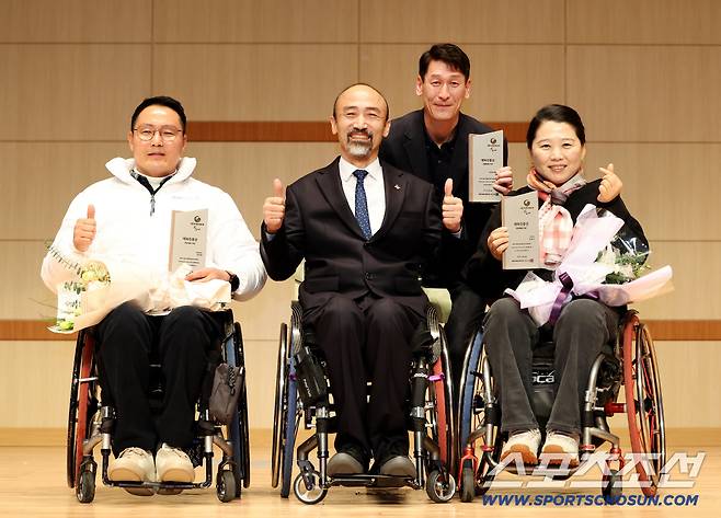이천선수촌에서 열린 2025년 대한장애인체육회장상 시상식에서 체육진흥상 수상자들이 기념촬영을 하고 있다.(앞줄 왼쪽 장성원 감독, 정진완 회장, 이윤리 선수, 뒷줄 김지남 지도자운영팀장)

사진제공=대한장애인체육회