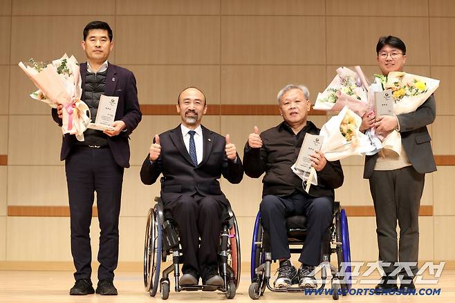 이천선수촌에서 열린 2025년 대한장애인체육회장상 시상식에서 공로상 수상자들이 기념촬영을 하고 있다.(왼쪽부터 한상득 수석부회장 대리 수상자, 정진완 회장, 임중규 선수, 신운호 주사보)

사진제공=대한장애인체육회