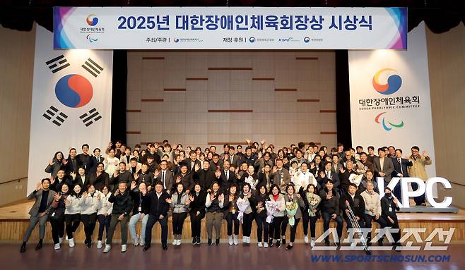 19일 이천선수촌에서 열린 2025년 대한장애인체육회장상 시상식 참가자들이  단체 기념촬영을 하고 있다. 사진제공=대한장애인체육회