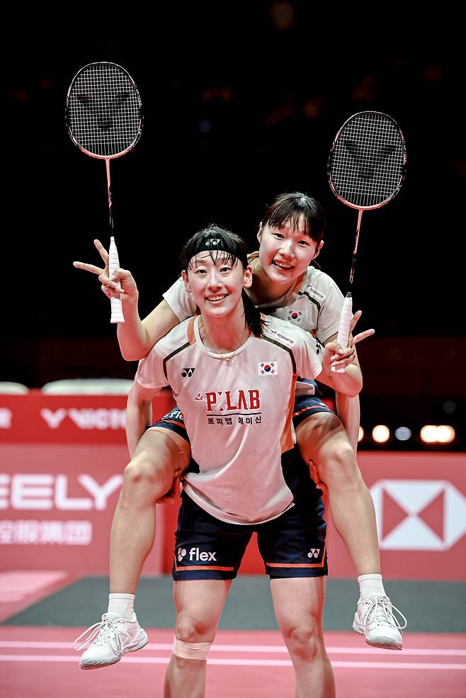 (251221) -- HANGZHOU, Dec. 21, 2025 (Xinhua) -- Baek Ha Na/Lee So Hee (front) of South Korea celebrate after winning the women's doubles final between Baek Ha Na/Lee So Hee of South Korea and Fukushima Yuki/Matsumoto Mayu of Japan at BWF World Tour Finals 2025 in Hangzhou, east China's Zhejiang Province, Dec. 21, 2025. (Xinhua/Jiang Han)<저작권자(c) 연합뉴스, 무단 전재-재배포, AI 학습 및 활용 금지>