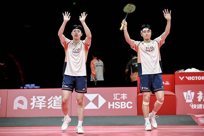 (251221) -- HANGZHOU, Dec. 21, 2025 (Xinhua) -- Kim Won Ho/Seo Seung Jae (L) greet spectators after winning the men's doubles semifinal match between Sabar Karyaman Gutama/Moh Reza Pahlevi Isfahani of Indonesia and Kim Won Ho/Seo Seung Jae of South Korea at BWF World Tour Finals 2025 in Hangzhou, east China's Zhejiang Province, Dec. 20, 2025. (Xinhua/Jiang Han)<저작권자(c) 연합뉴스, 무단 전재-재배포, AI 학습 및 활용 금지>