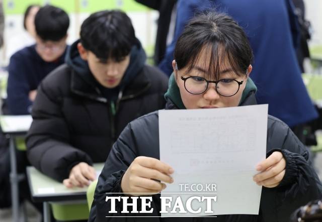 고교학점제를 적용받는 현 고등학교 1학년은 192학점을 이수해야 졸업할 수 있다. 사진은 지난 5일 오전 서울 광진구 광남고등학교 수험생들이 2026학년도 대학수학능력시험 성적표를 확인하는 모습. /박헌우 기자