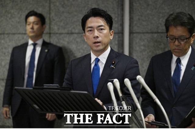 고이즈미 신지로(小泉進次郎) 일본 방위상이 지난 7일 중일 전투기 레이더로 조사(照射·비추어 쏘는 것, 조준) 사건과 관련한 긴급 기자회견을 열고 있다./도쿄=AP.뉴시스