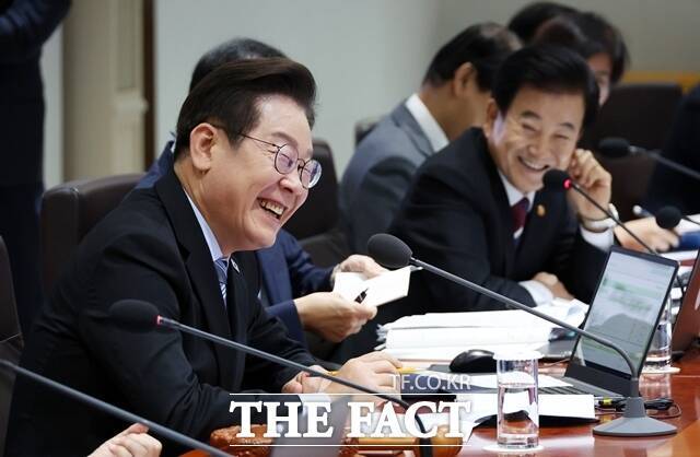 정동영 통일부 장관은 19일 업무보고에서 "북한에 대한 제재가 강화될 필요가 있다는 일각의 주장이 있지만 현실적으로 대북 제재는 실효성을 상실했다"며 제재 완화를 추진하겠다고 밝혔다. 이날 업무보고에서는 5·24 조치도 거론된 것으로 전해진다. 사진은 이재명 대통령과 정 장관. /뉴시스