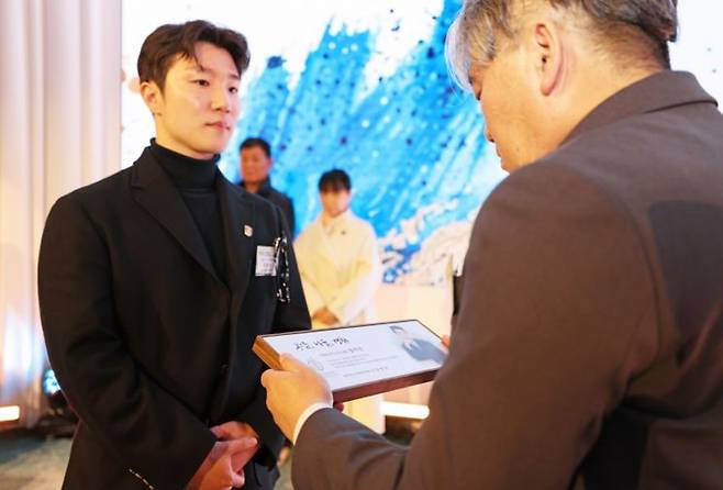희망브리지 임채청 회장이 이탈리아 운동기구 브랜드 파나타의 김어진 COO에게 위촉패를 전달하고 있다. 희망브리지