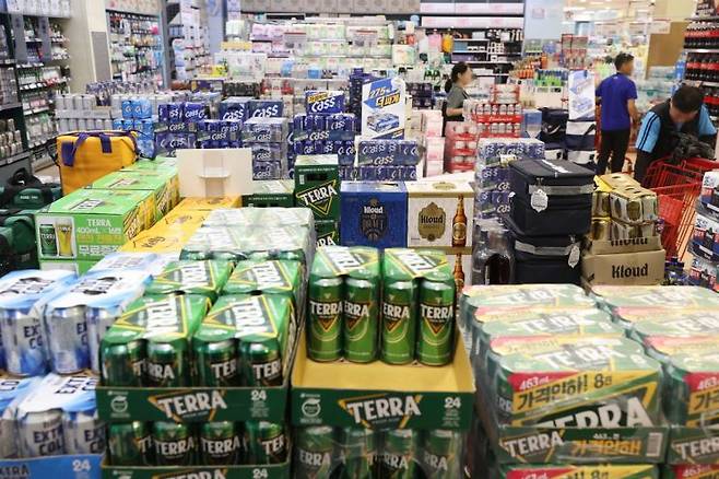 대형마트에 진열돼 있는 주류. 사진은 해당 기사 내용과 직접적인 관계 없음. 연합뉴스