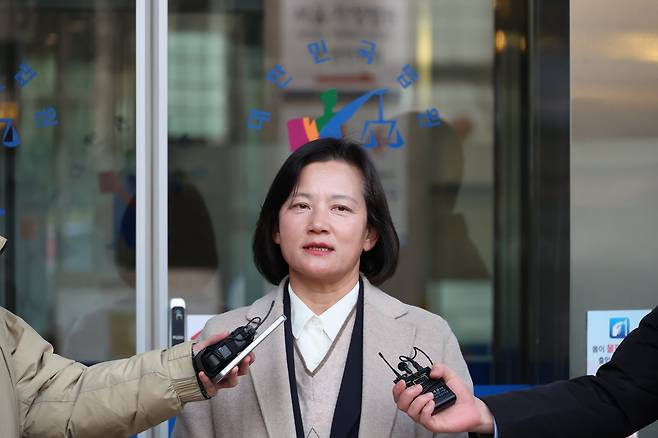 대검검사급(검사장) 보직에 있던 정유미 법무연수원 연구위원이 고검검사급(차장·부장검사) 보직인 대전고검 검사로 강등 발령난 것과 관련해 정성호 법무부 장관을 상대로 인사명령 처분 취소 청구 소송을 제기하기 위해 12일 서울 서초구 서울행정법원에 도착해 취재진 질문에 답하고 있다./연합뉴스