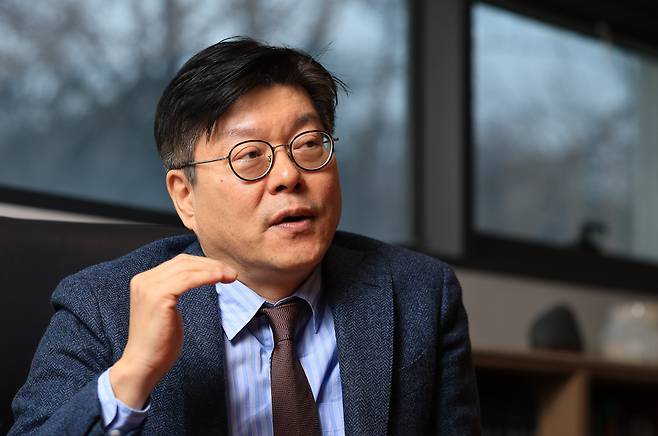 전재성 동아시아연구원(EAI) 신임 원장은 17일 본지 인터뷰에서 “향후 10년 내 중국의 핵 능력 증가로 미중간 ‘상호확증 파괴(서로가 치명적 파괴를 피할 수 없는 상태)’가 달성되면, 중국은 미국을 동북아에서 배제하는 현상변화를 추구할 것”이라고 전망했다. / 고운호 기자