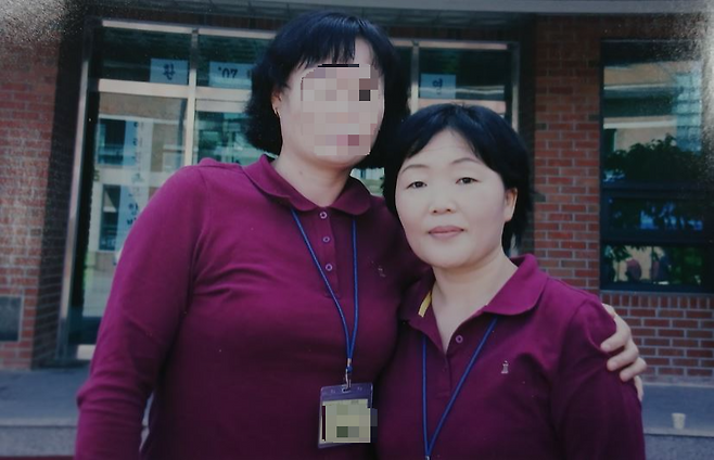 2007년 한국에 도착해 하나원에 있을 때 용성옥 씨(오른쪽)가 친한 언니와 함께 사진을 찍었다.