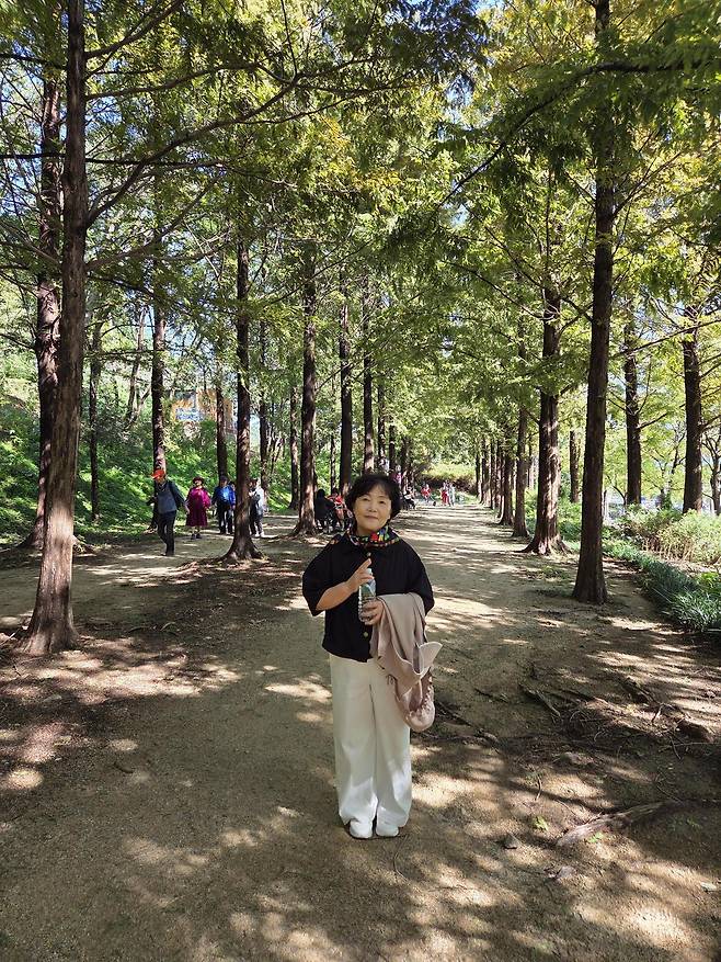 올해 서울 마포구 상암동 하늘공원을 찾은 용성옥 씨. 한강 건너편에서 18년을 살았지만 이때 처음으로 하늘공원에 와 봤다.