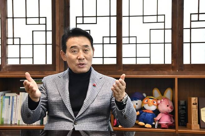 백영현 포천시장이 지난 19일 포천시청 집무실에서 옥정~포천 광역철도 사업을 비롯해 6군단 부지 반환, 교육발전특구 지정 등 주요 성과를 설명하고 있다. 포천시 제공