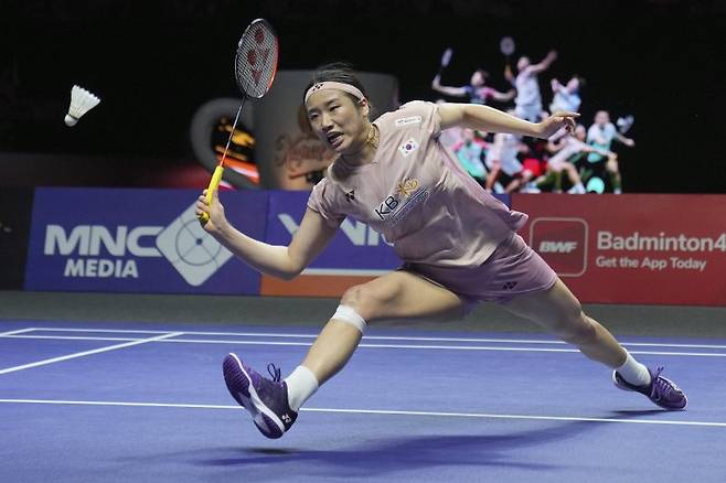 세영(1위)이 8일(현지시간) 인도네시아 자카르타 이스토라 스타디움에서 열린 세계배드민턴연맹(BWF) 월드투어 슈퍼 1000 인도네시아 오픈 여자 단식 결승에서 왕즈이(2위·중국)와 경기하고 있다.뉴시스