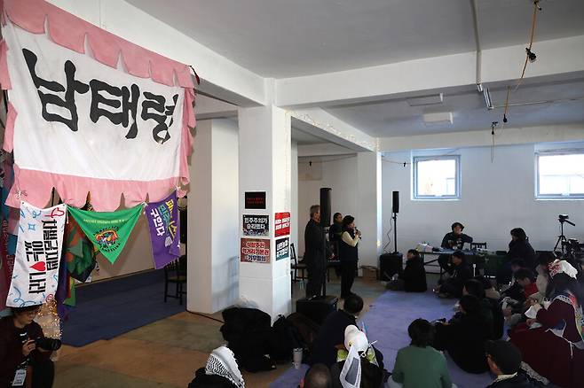 전국여성농민회총연합(전여농)이 전봉준투쟁단과 함께 ‘남태령 대첩’ 1주년을 맞아 ‘그날의 남태령’을 돌아보고 ‘오늘의 남태령’을 살펴보는 기념행사를 21일 서울 종로구 통인동 효자아파트 2층 공간 ‘합’에서 열었다. 류우종 선임기자 wjryu@hani.co.kr