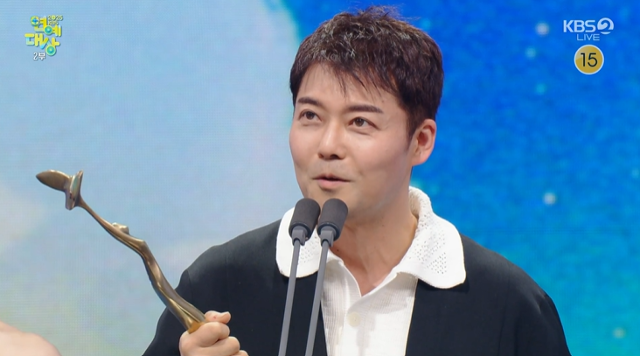 방송인 전현무가 20일 열린 '2025 KBS 연예대상'에서 영예의 대상을 수상했다. '2025 KBS 연예대상' 방송 캡처