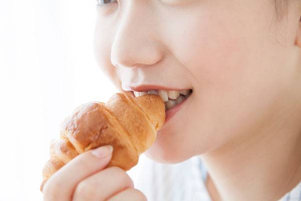 변비에 고생 중이라면 빵을 먹을 때 흰 빵 대신 정제가 덜 된 곡물로 만든 호밀빵을 선택하는 게 좋다./사진=클립아트코리아