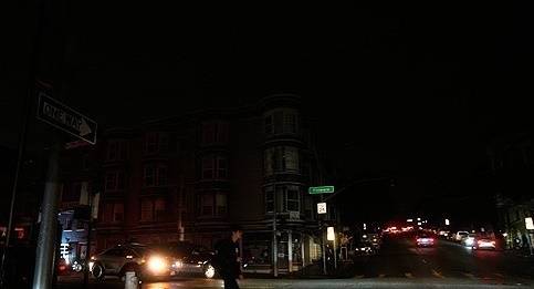 정전으로 어둠에 빠진 샌프란시스코 시내에서 손전등에 의지해 길을 건너는 시민. AP=연합뉴스