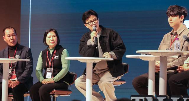 ▲ 국민의힘 한동훈 전 대표가 21일 경기도 고양시 킨텍스에서 연 토크콘서트에서 참가자들과 대화하고 있다. 한동훈 전 대표 제공