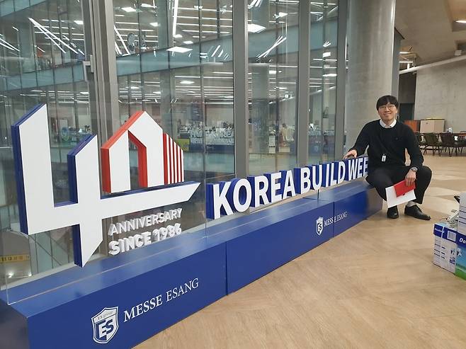 조강호 매니저가 코리아빌드위크 전시회를 알려주고 있다. 윤현주 기자