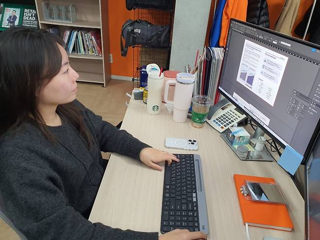 진솔아 책임이 전시회 브로슈어를 만들고 있다. 윤현주 기자