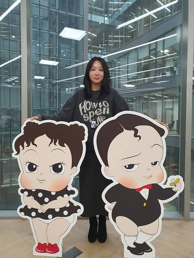정하늘 매니저가 코베 베이비페어 마스코트 앞에서 미소를 짓고 있다. 윤현주 기자