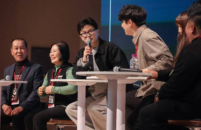 국민의힘 한동훈 전 대표가 21일 경기도 고양시 킨텍스에서 연 토크콘서트에서 참가자들과 대화하고 있다. 사진=연합뉴스