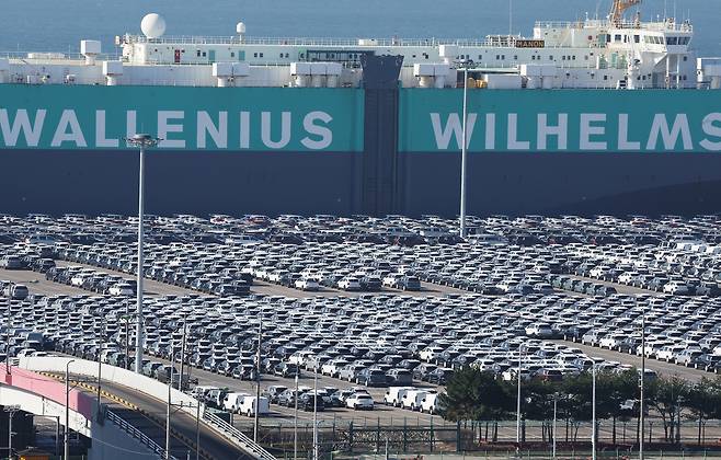 경기도 평택항에서 선적을 기다리는 수출용 자동차들의 모습. 연합뉴스 자료사진