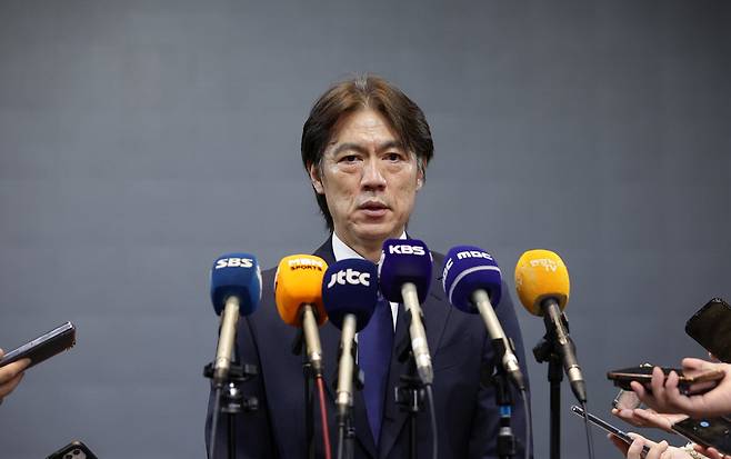 홍명보 장학재단 이사장이 제24회 장학금 수여식을 마친 뒤 인터뷰하고 있다. 홍명보 장학재단