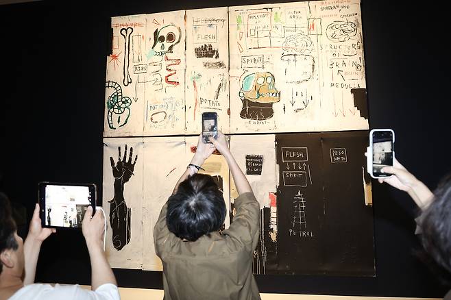 “Flesh & Spirit” — a work measuring roughly 3.7 meters (12.1 feet) by 3.7 meters by Jean-Michel Basquiat, now on view at Dongdaemun Design Plaza in Seoul on Sept. 22. [JOONGANG ILBO]