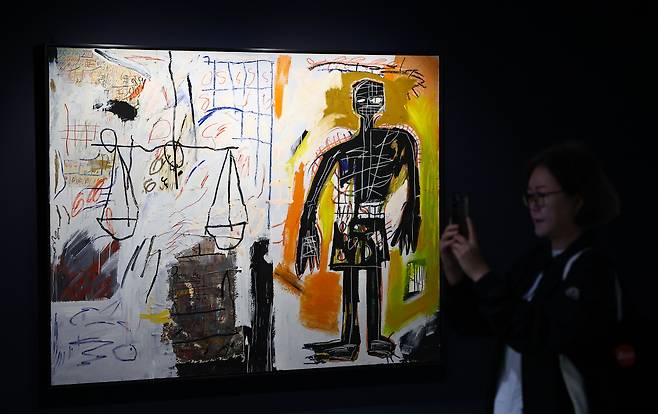 A view of Jean-Michel Basquiat's solo exhibition "Signs: Connecting Past and Future,″ which runs through Jan. 31 of next year at the Dongdaemun Design Plaza (DDP) in central Seoul. [JOONGANG ILBO]