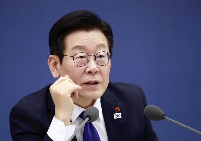 이재명 대통령이 지난 16일 정부세종컨벤션센터에서 열린 보건복지부(질병관리청)·식품의약품안전처 업무보고에서 정은경 복지부 장관에게 질문하고 있다. 연합뉴스