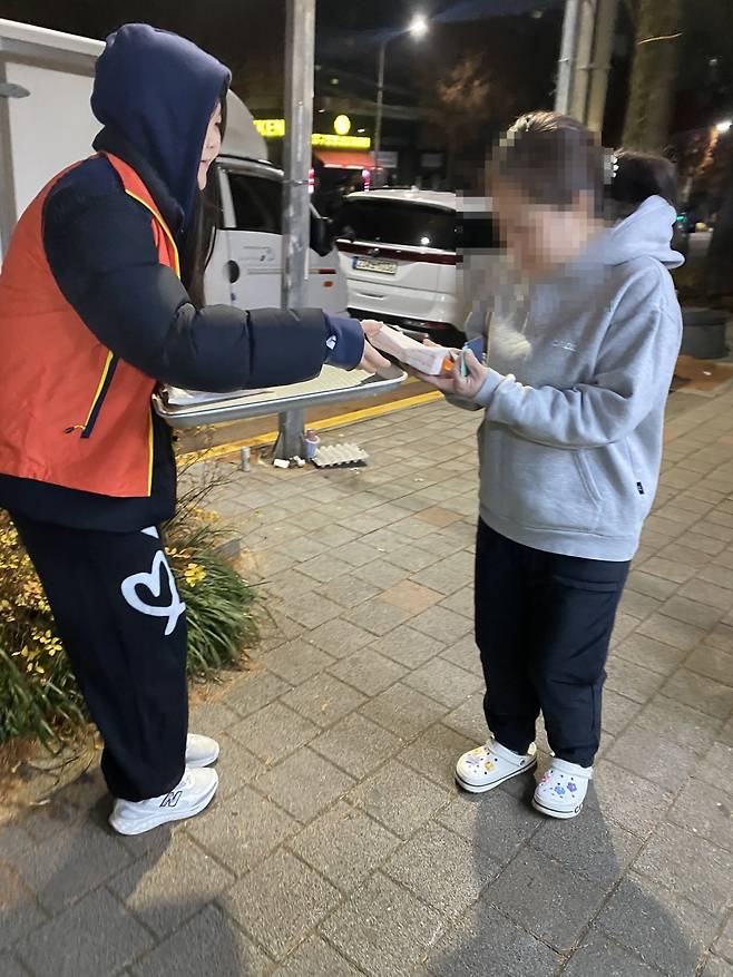 나눔 행사를 준비하는 모습과 직접 거리로 나가 출근하는 외국인 노동자에게 샌드위치를 나눠주는 모습(위에서부터). 이주민종합지원센터 제공
